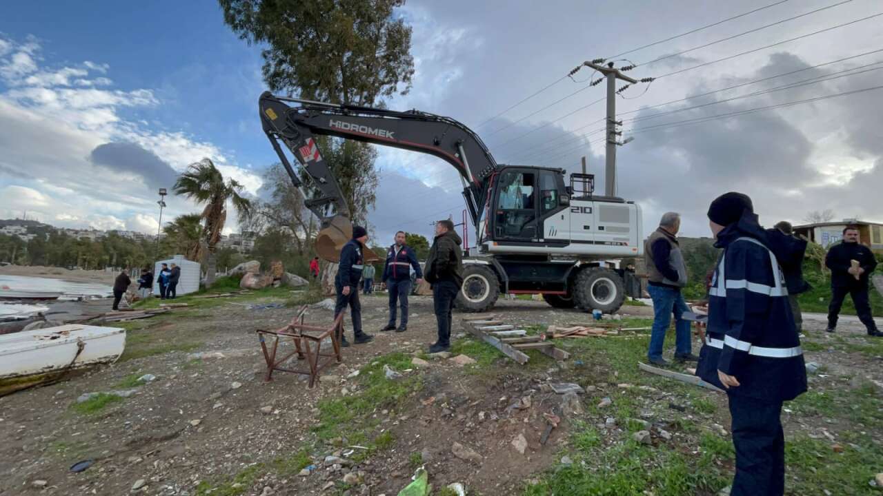 Turizm Cenneti Bodrum’da Kumbahçe Sahilinde Kaçak Yapı Temizliği Genişletildi 8